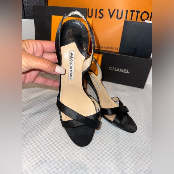 ⭐️FALL SALE⭐️ Manolo Blahnik Black Satin and Leather Heels. size 41 - Picture 4 of 11